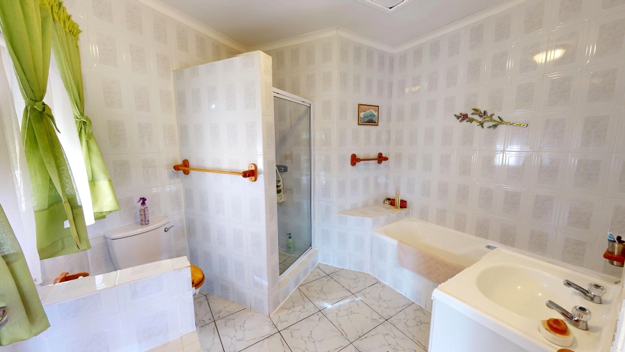 3 Bedroom Property for Sale in Heuningkloof Western Cape